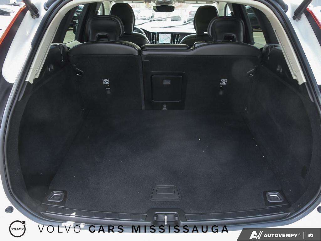 2024 Volvo XC60 Core Dark Theme thumb 11