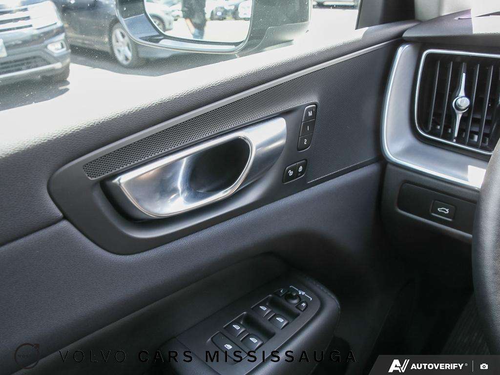 2024 Volvo XC60 Core Dark Theme thumb 17
