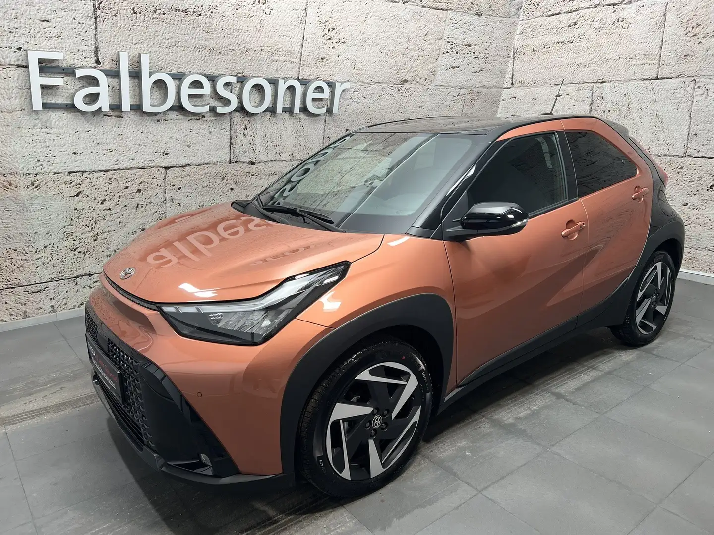 Toyota Aygo X 1,5 Hybrid Lounge Braun - 1