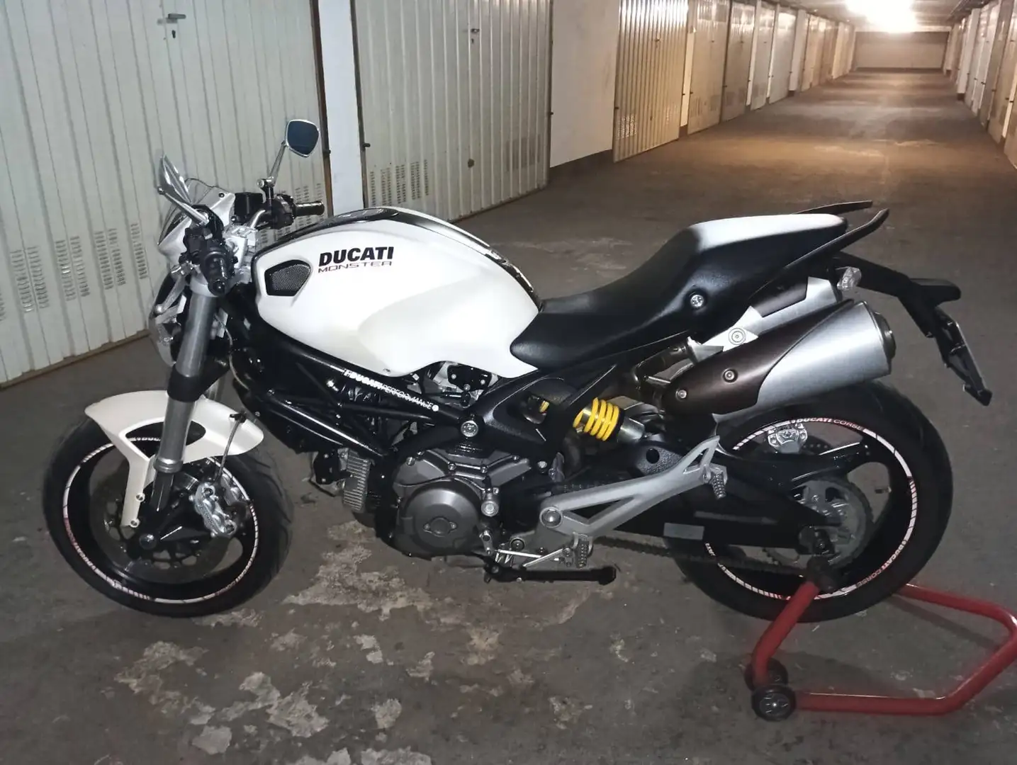 Ducati Monster 696 Blanco - 2