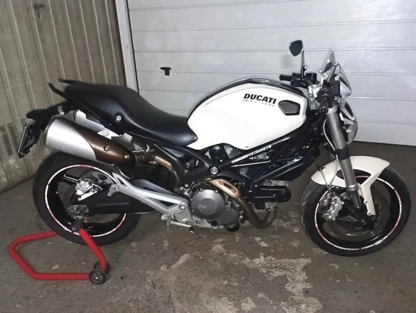 Ducati Monster 696 Blanco - 1