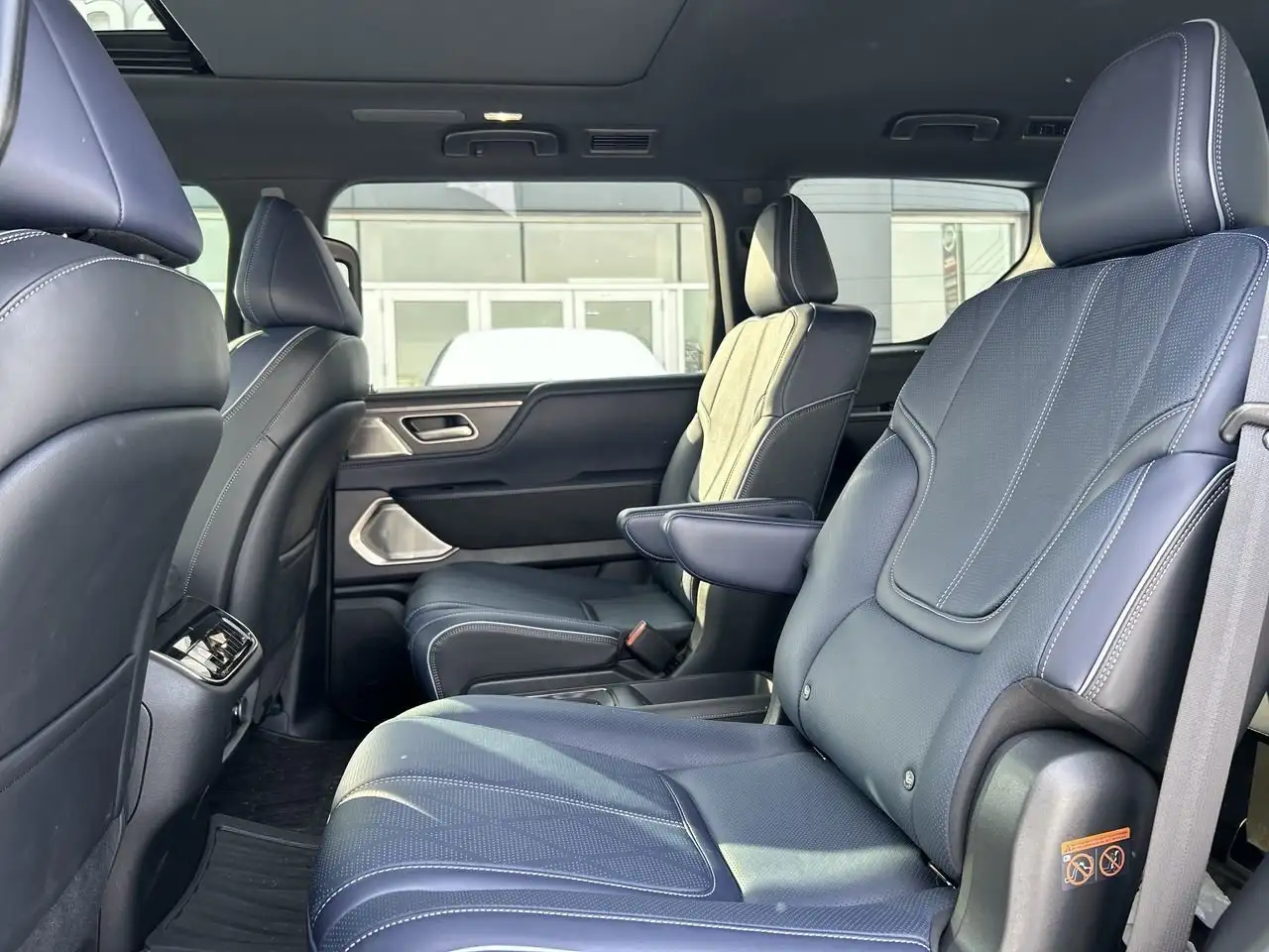 Infiniti QX80 снимка Infiniti QX80