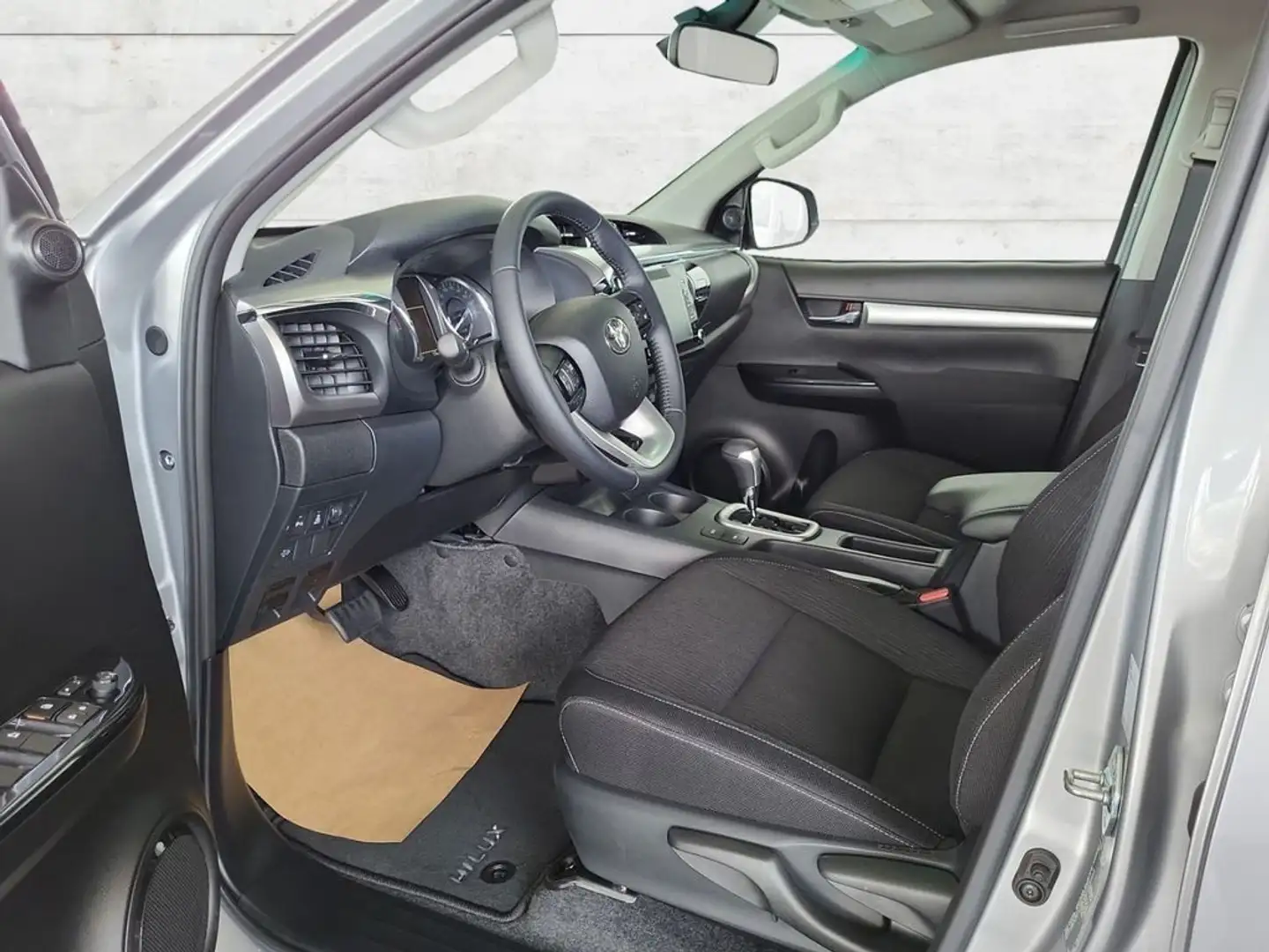 Toyota Hilux 2.8 D 4WD 4 porte Double Cab Comfort Argento - 2