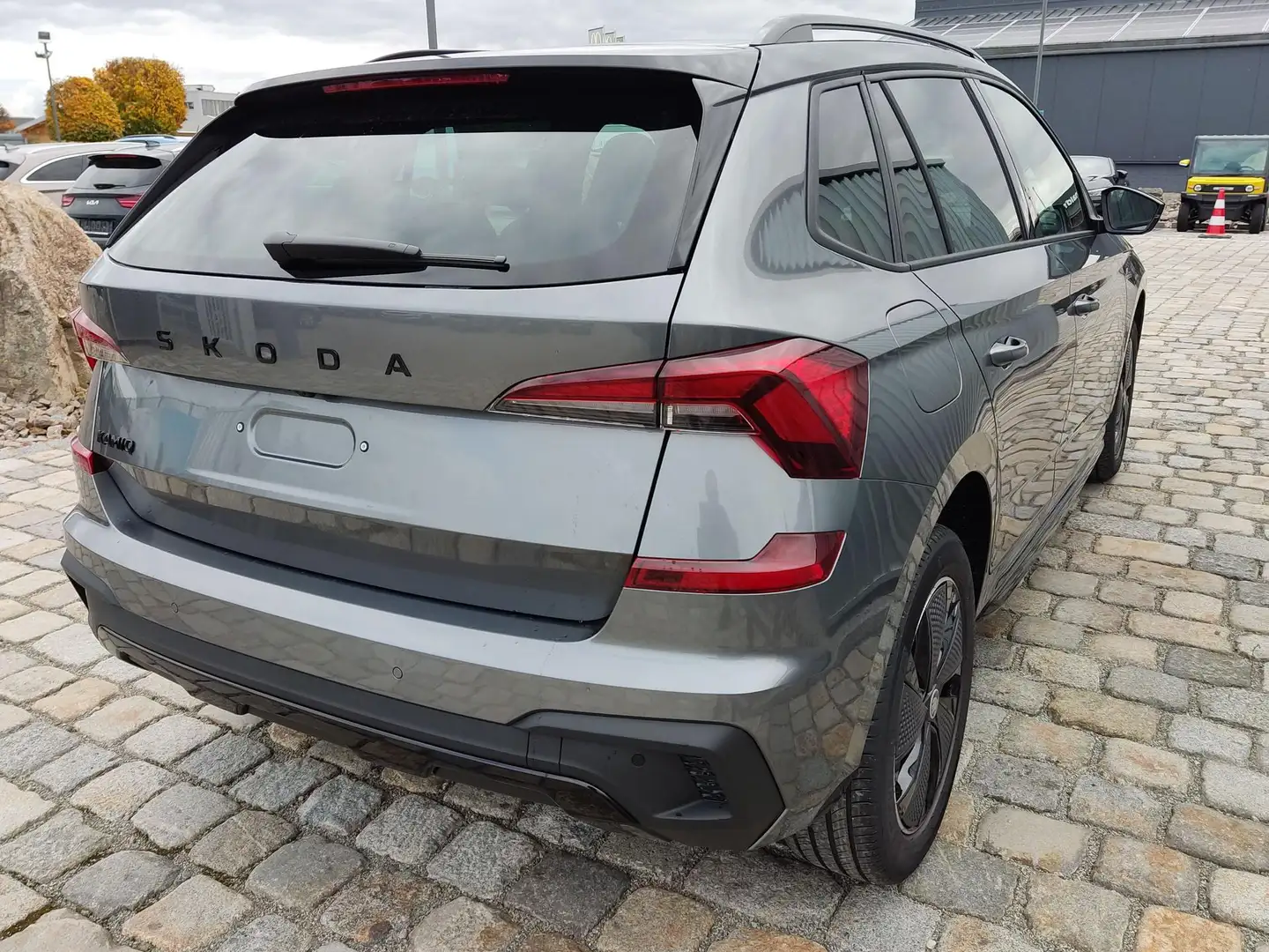 Skoda Kamiq Monte Carlo 1.5 TSI 150 PS DSG Panoramadach-Anh... Grau - 2