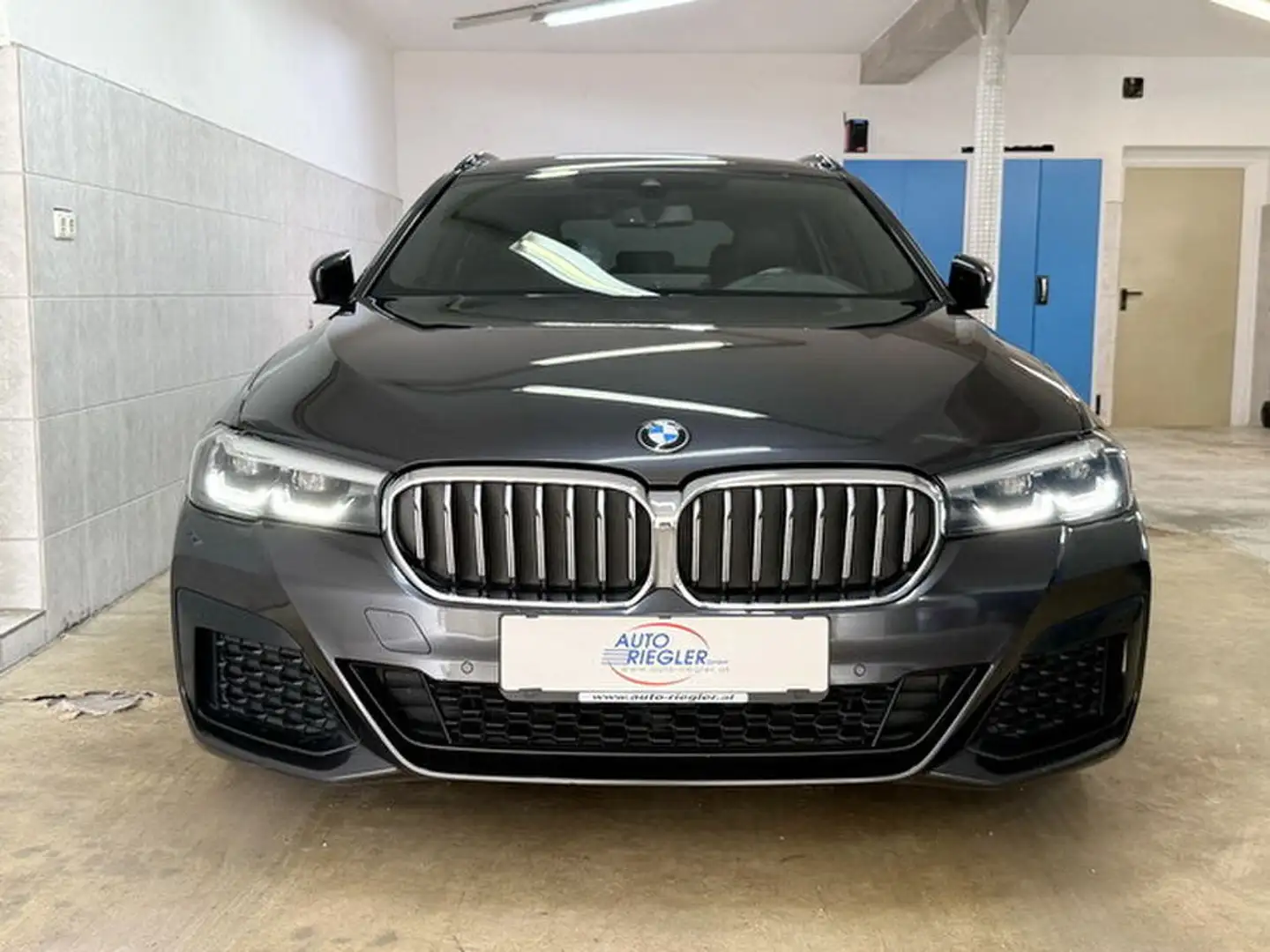 BMW 520 d M Sport Paket''LED-Navi-Sportsitze-Kamera-Alu'' Grau - 2