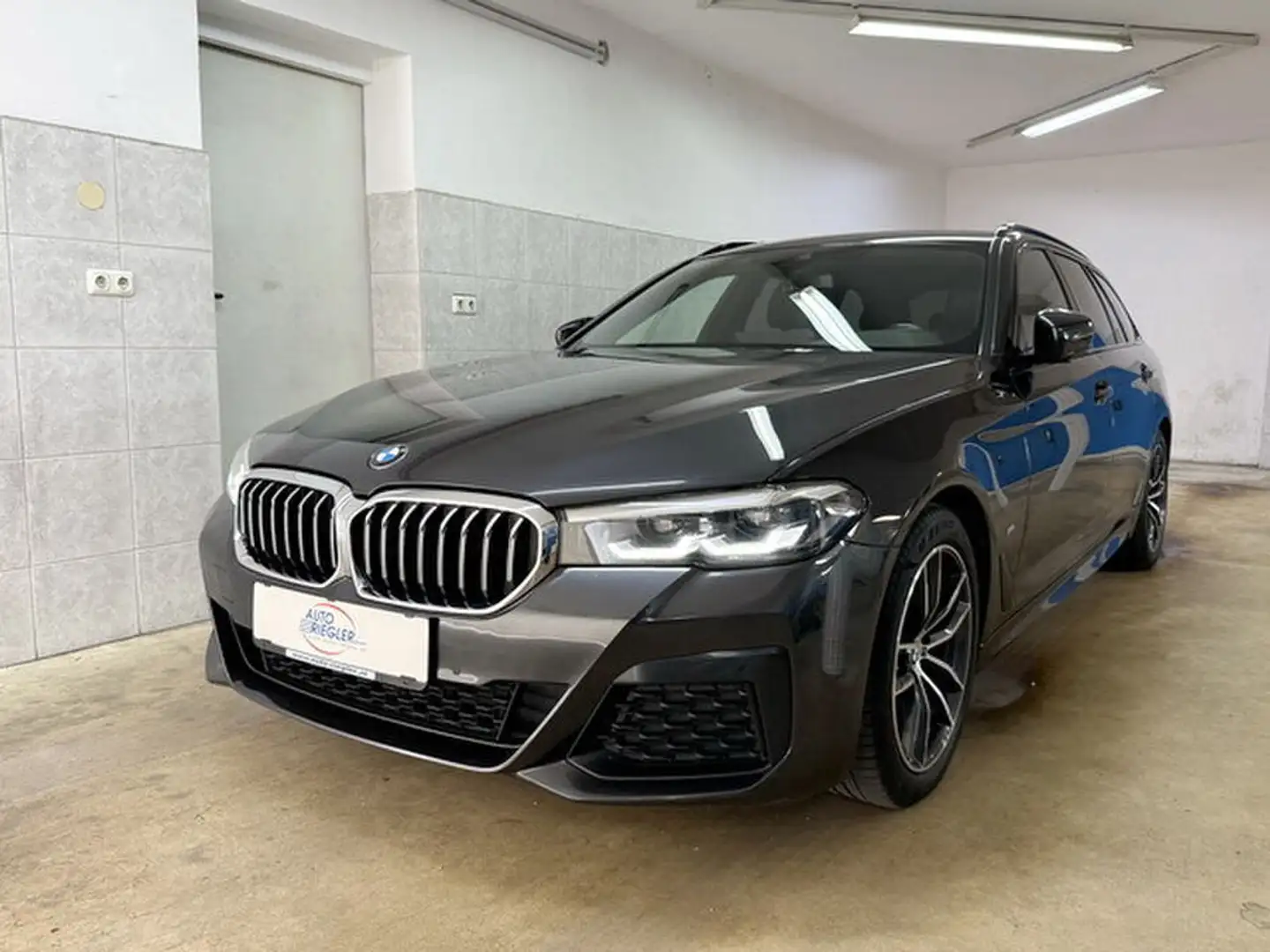 BMW 520 d M Sport Paket''LED-Navi-Sportsitze-Kamera-Alu'' Grau - 1