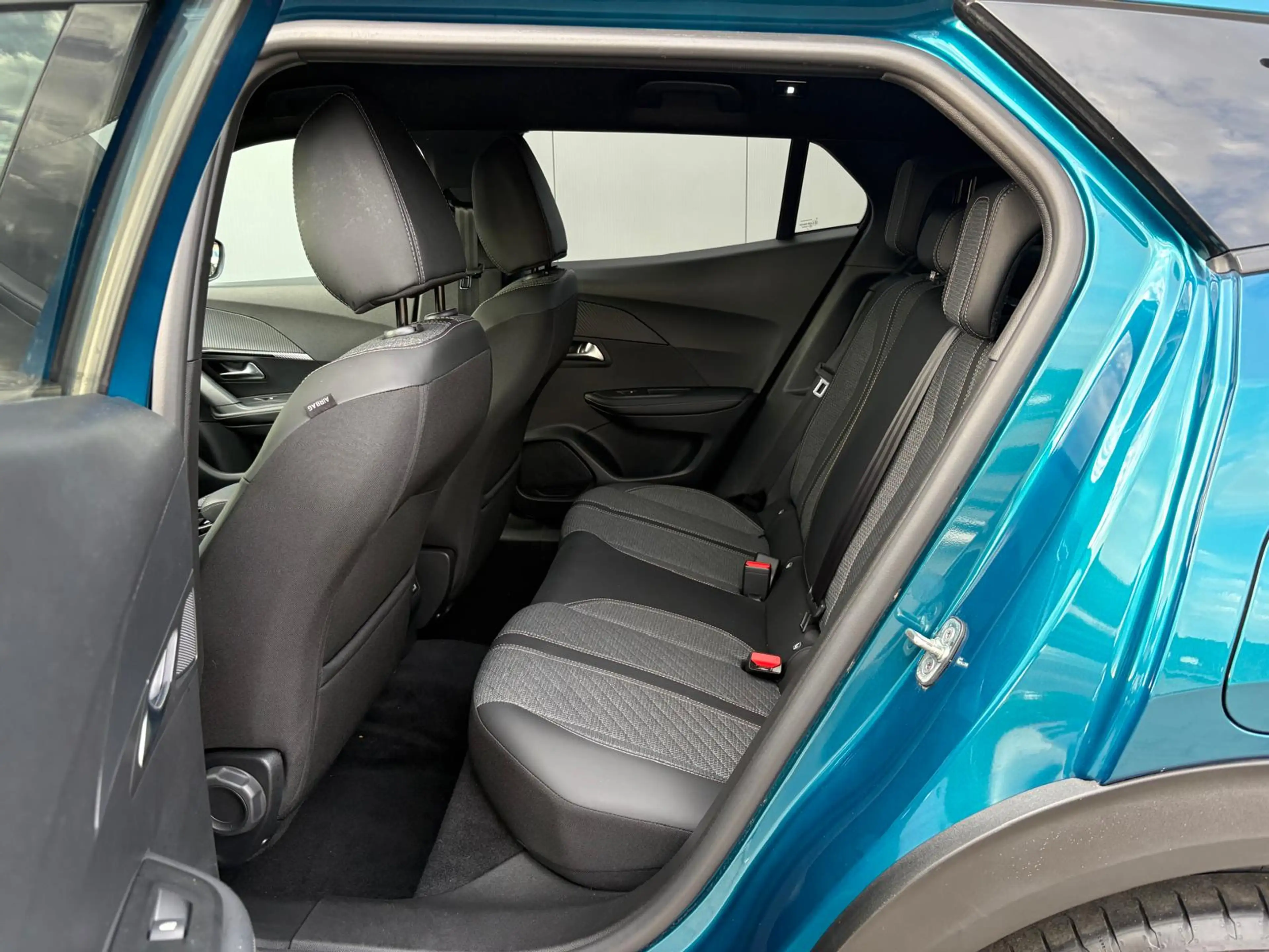 Peugeot e-2008 EV Allure 54 kWh Parkeerhulp/Carplay-Android-auto/ — photo 12