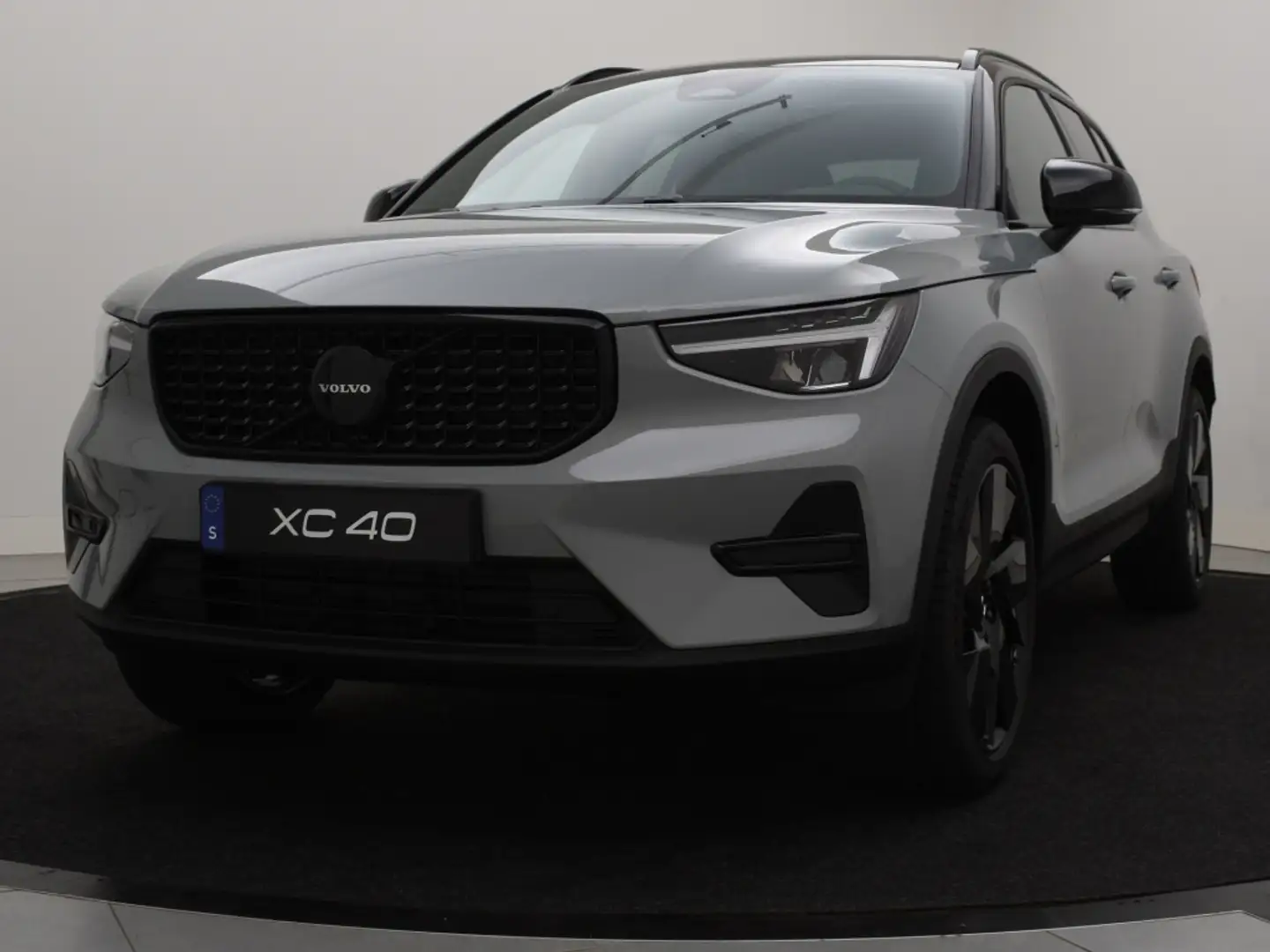 Volvo XC40 B4 AUT(7) BLACK EDITION LOUNGE HARMAN KARDON 20INC Gris - 2