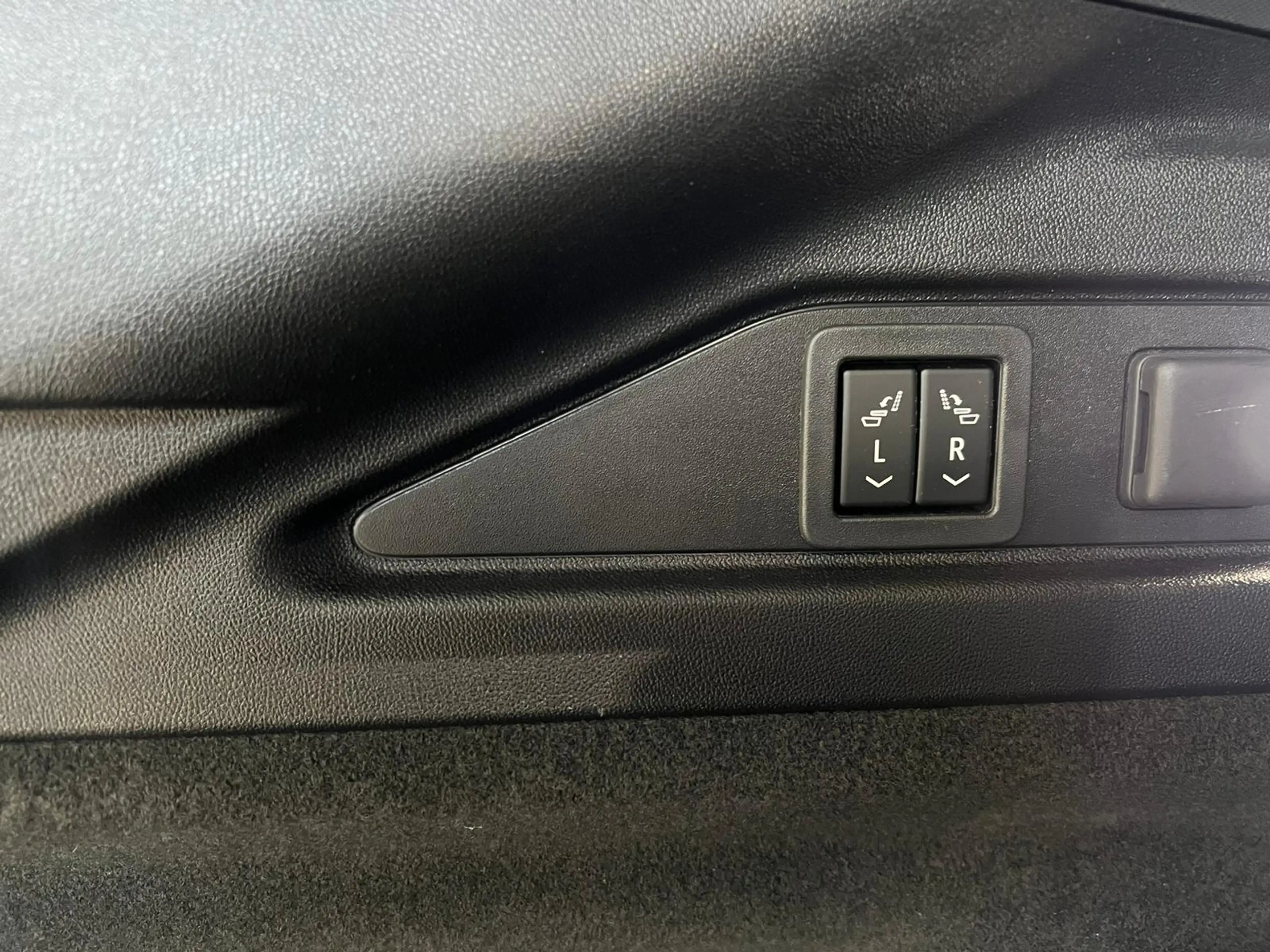 Cadillac Lyriq Sport 528PK — photo 15