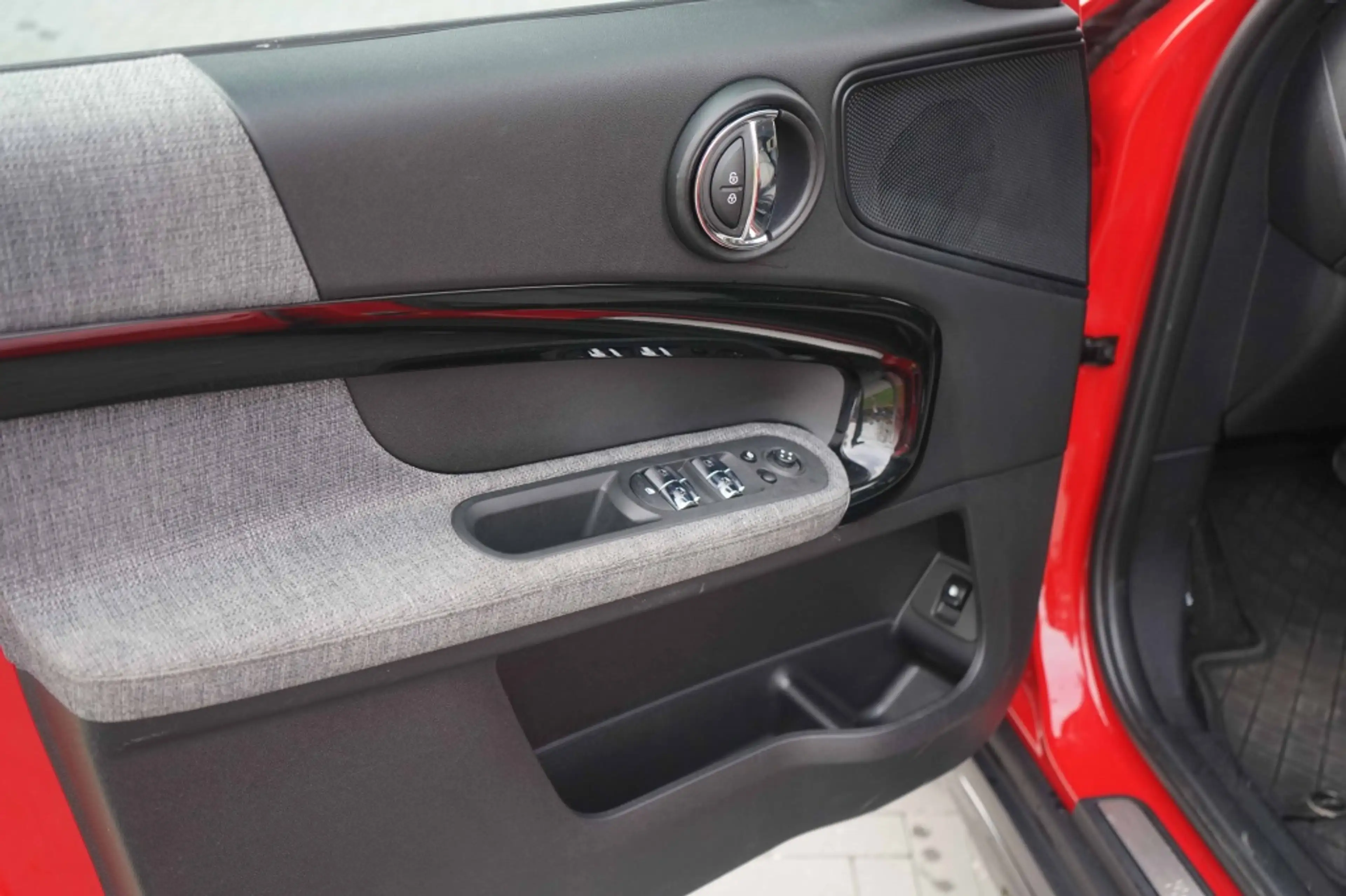MINI Cooper SE Countryman Classic Trim All4 PHEV Chili-Red SOH91% — photo 12