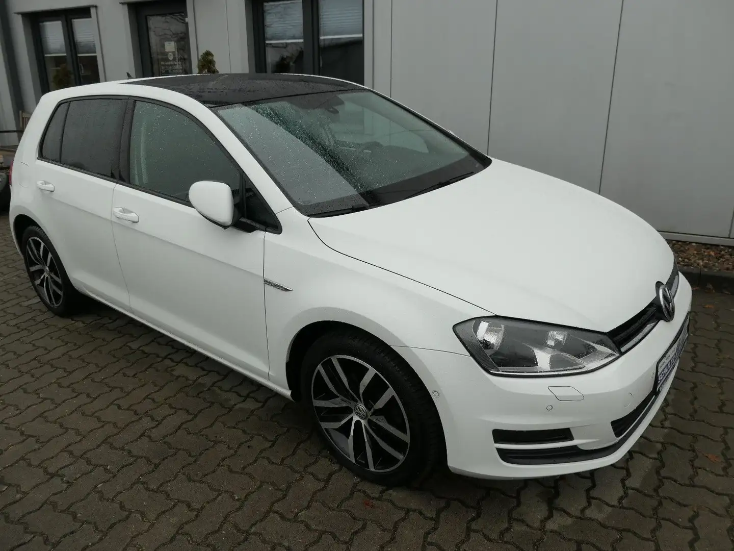 Volkswagen Golf VII Lim. Cup BMT 2.Hd. AHK, Navi, Schiebed. Weiß - 2