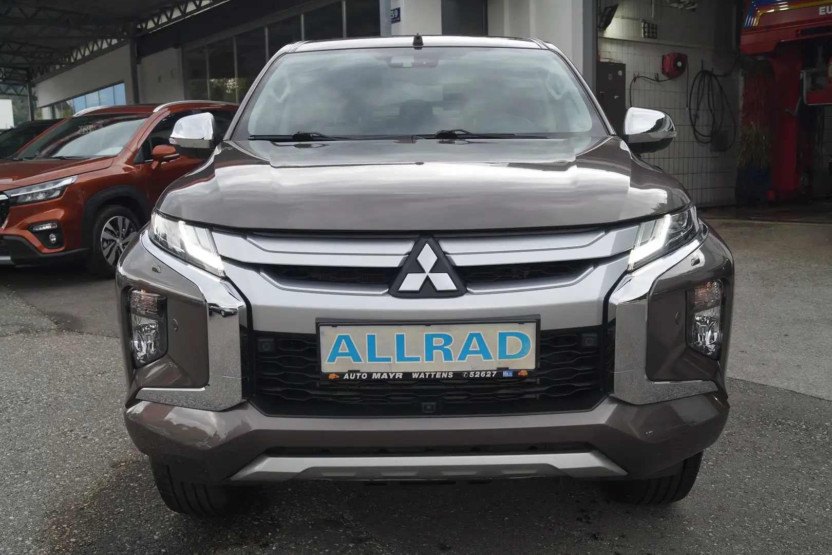 Mitsubishi L200 2,2 DI-D Doppelkabine 4WD Diamond Aut. Braun - 2