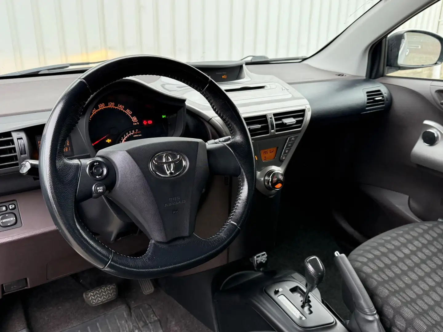 Toyota iQ 1.0 VVTi Aspiration Automaat,Airco,ElektrischeRame Šedá - 2