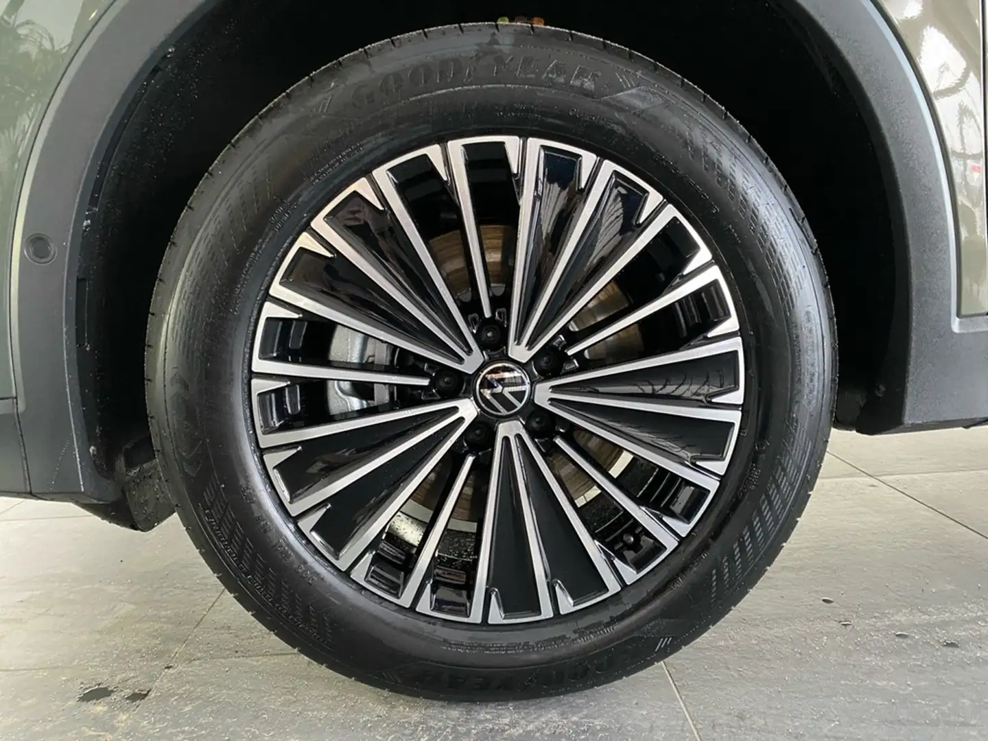 Volkswagen Tiguan 1.5 TSI eHybrid AHK+NAVI+SHZ+AREAVIEW+ACC+18ZOLL Grün - 2