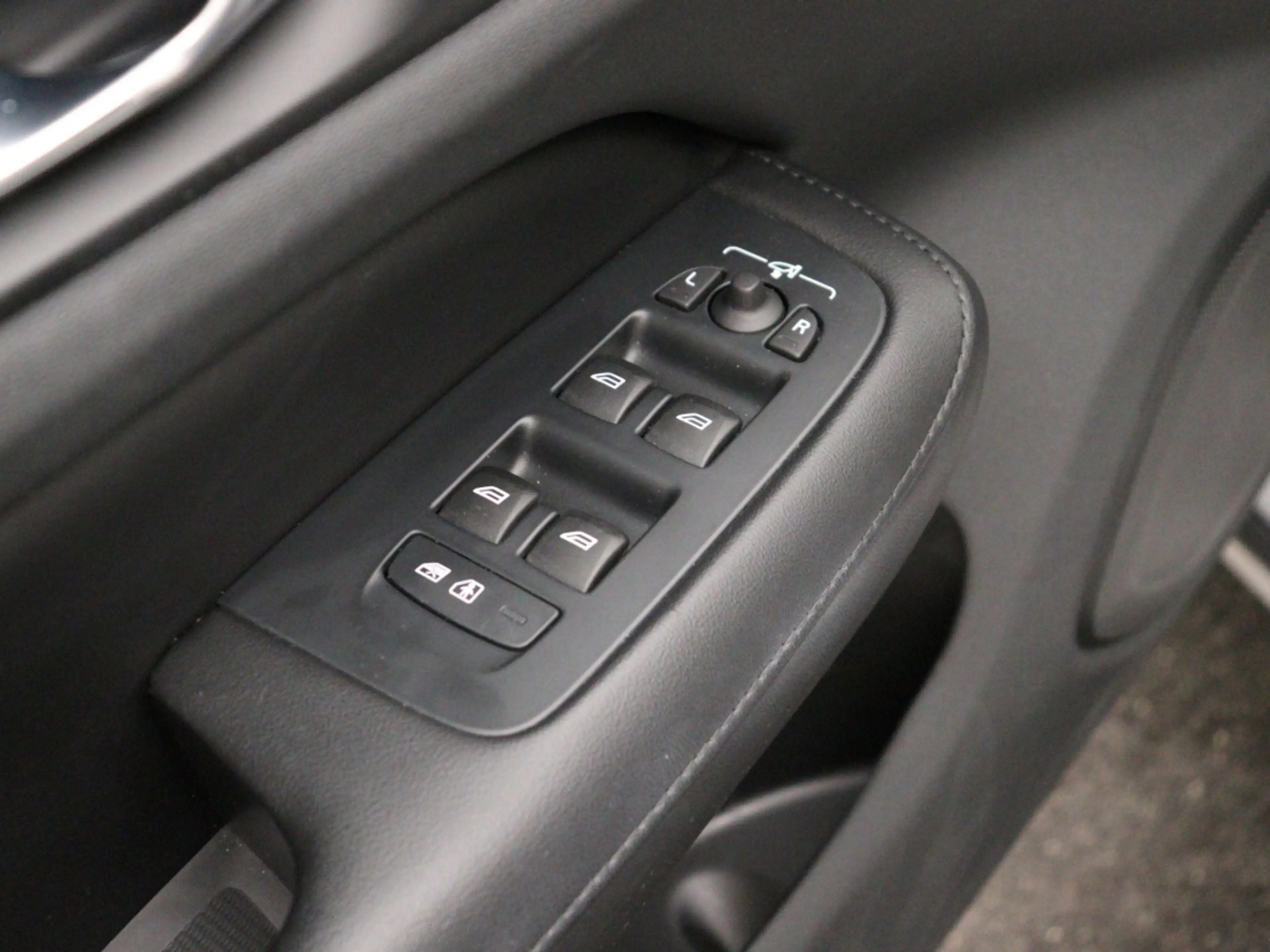 Volvo S60 B3 AUT(7) PLUS DARK SCHUIFDAK ACC BLIS KEYLESS NAV — photo 13