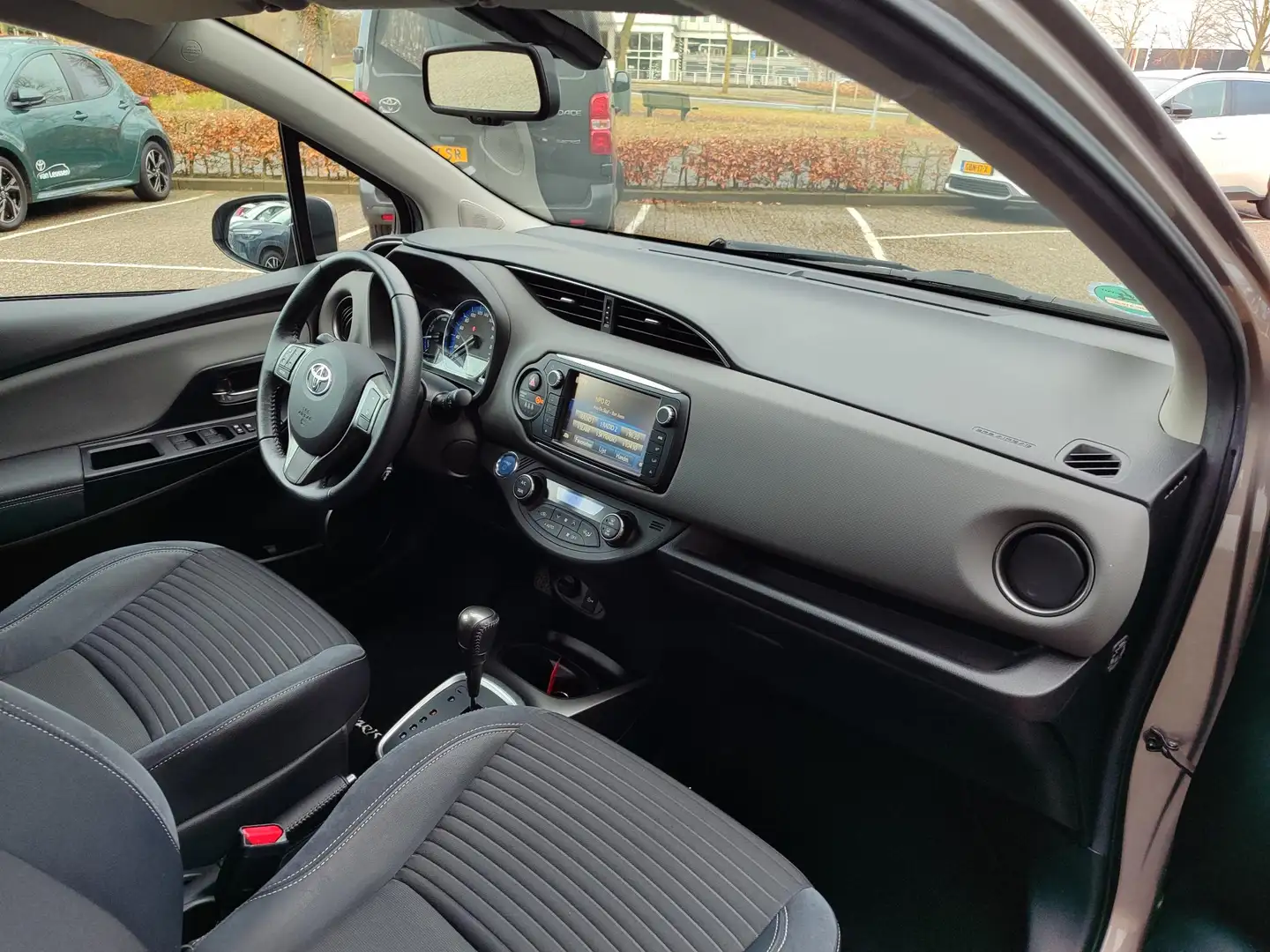 Toyota Yaris 1.5 Hybrid DYNAMIC TREKHAAK KEYLESS NAVI CAMERA CL Bruin - 2