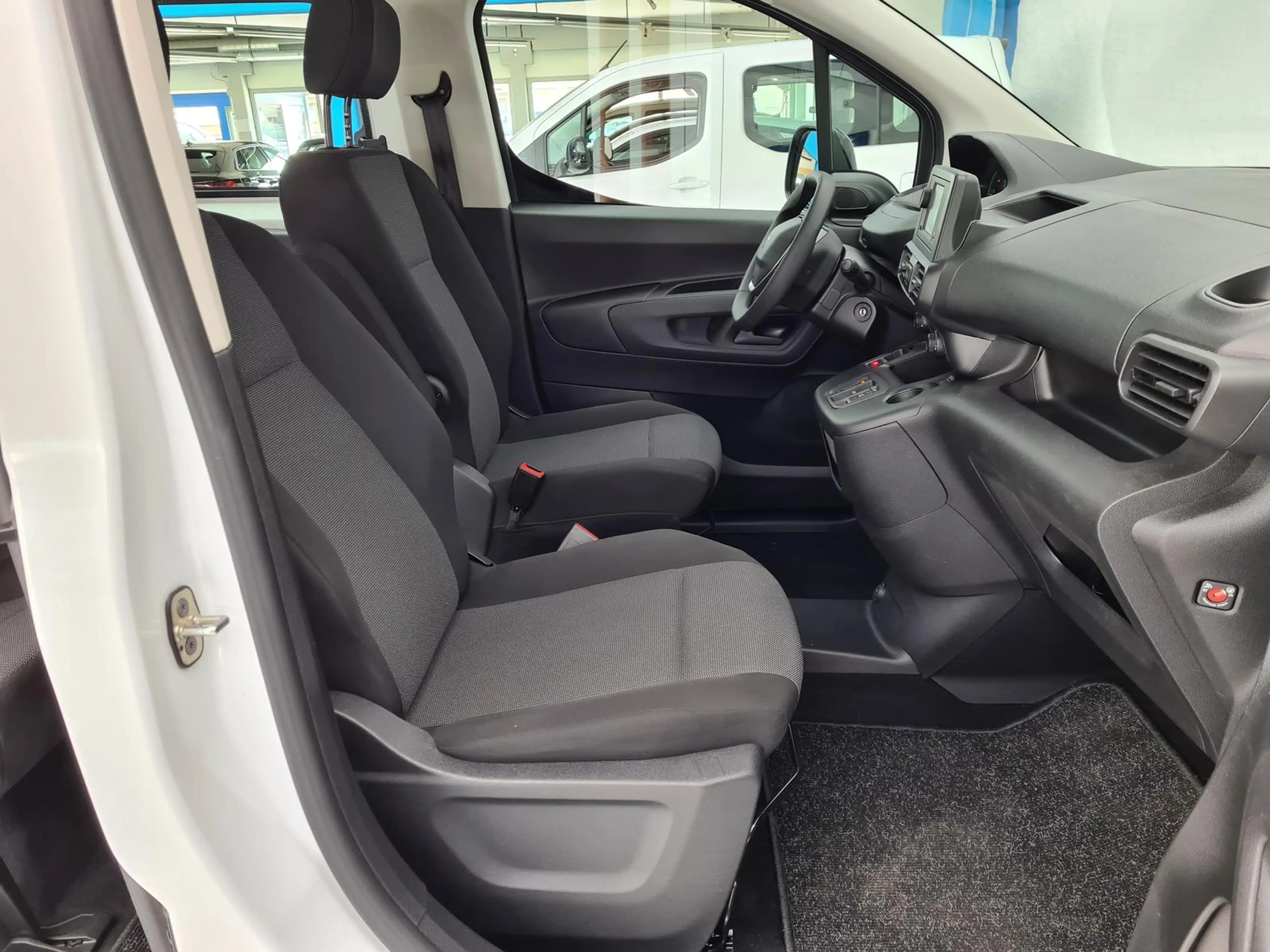 Peugeot e-Rifter Active Pack | 5 Sitze | KLIMA | DAB — photo 15