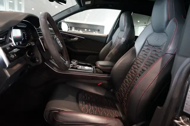 Audi RS Q8 view 10