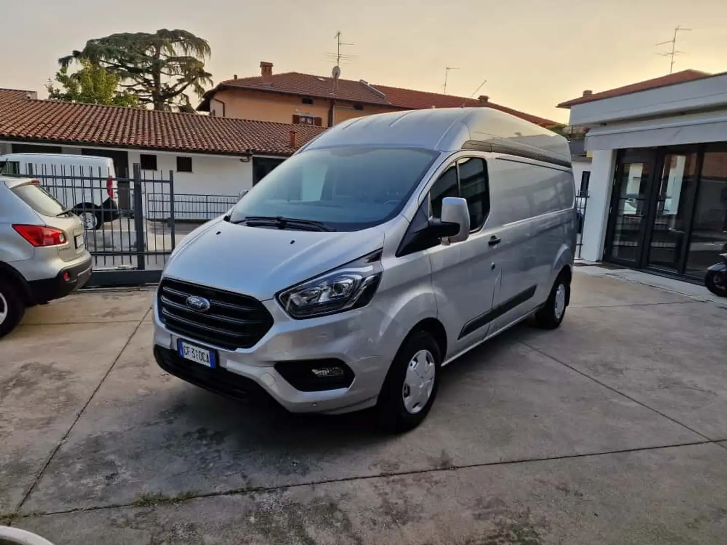 Ford Transit Custom L2H2 2.0 TDCI170CV TETTO ALTO PASSO LUNGO Zilver - 1