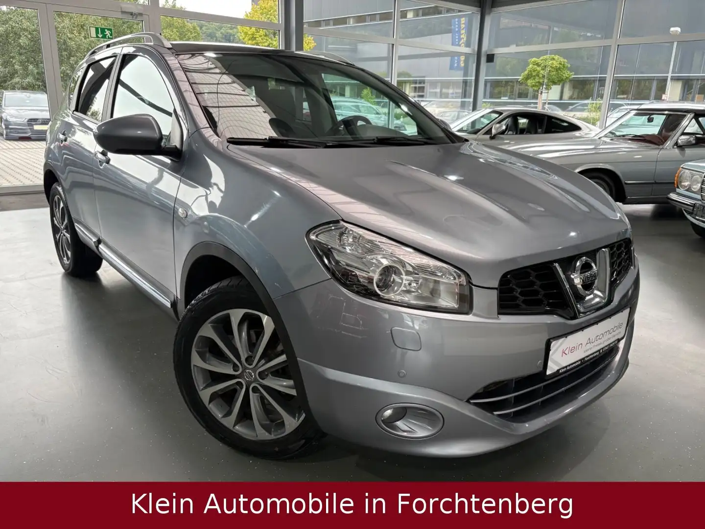Nissan Qashqai Tekna 4X4 Aut. LederNavXenPanoKameraAHK Stříbrná - 1