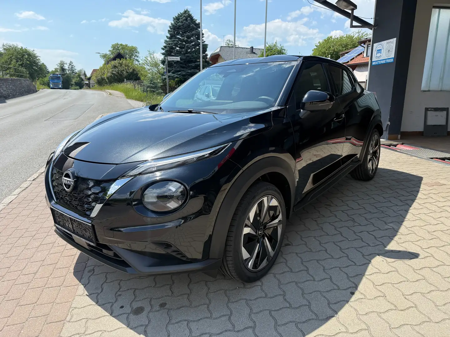 Nissan Juke 1,6 Hybrid N-Connecta+ Aut. mit Finzg. EUR 30.990 Schwarz - 1