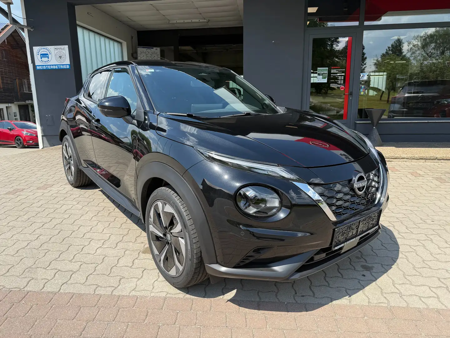 Nissan Juke 1,6 Hybrid N-Connecta+ Aut. mit Finzg. EUR 30.990 Schwarz - 2