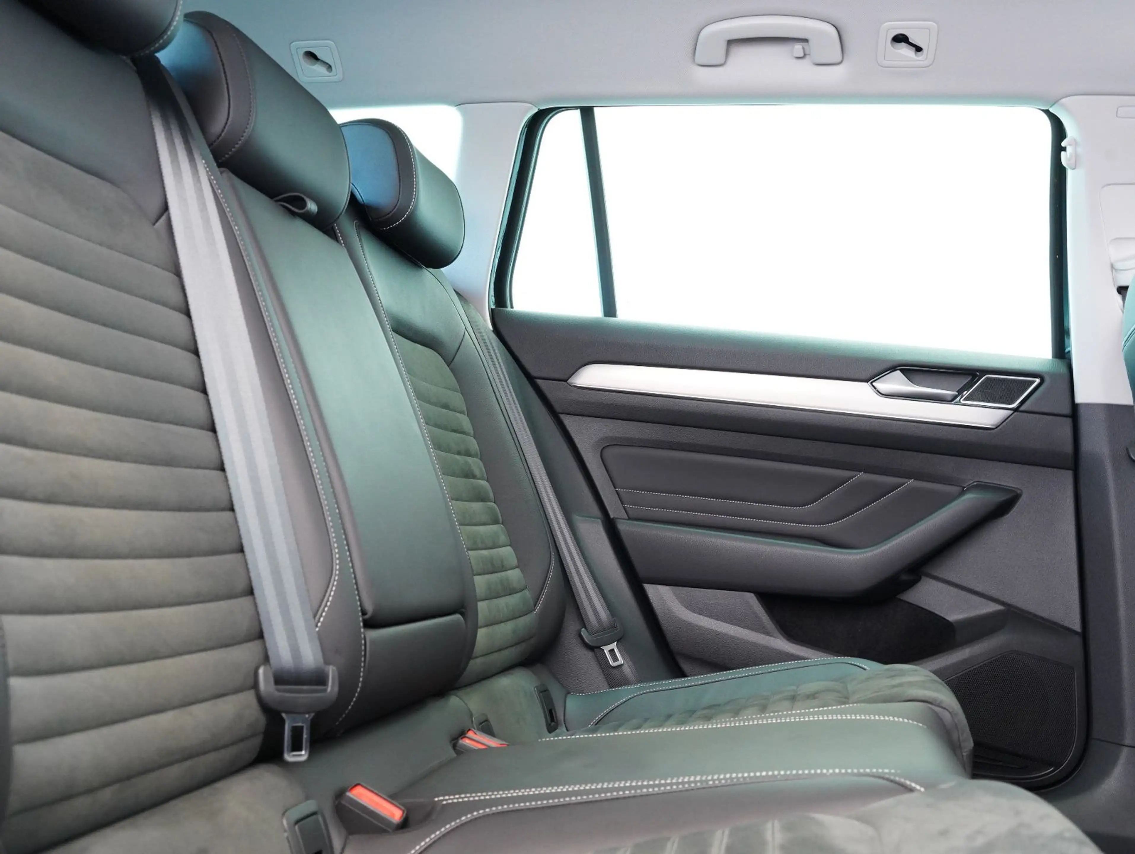 Volkswagen Passat Variant 2.0 TDI DSG Elegance LED/NAVI/AHK — photo 14