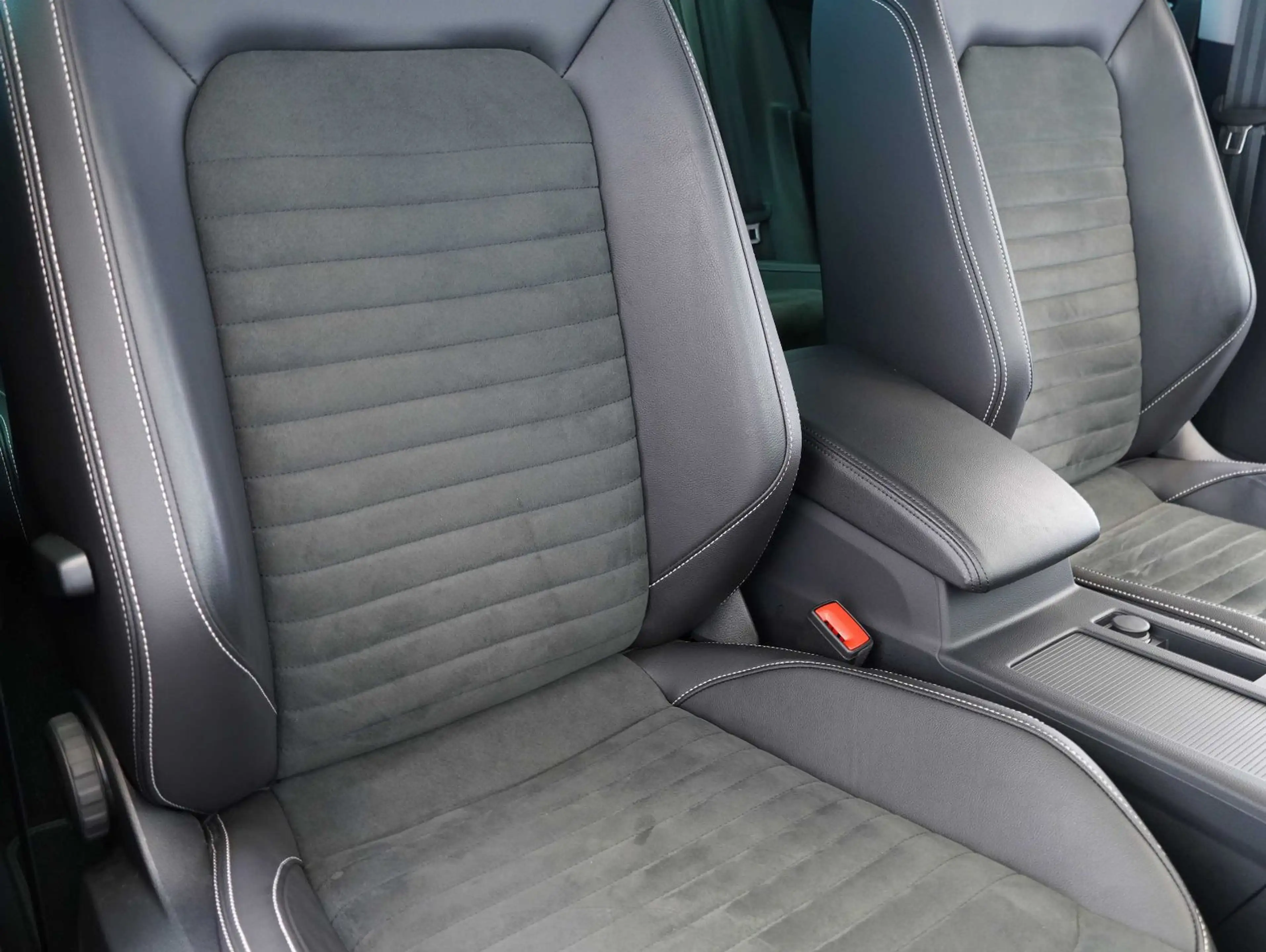 Volkswagen Passat Variant 2.0 TDI DSG Elegance LED/NAVI/AHK — photo 11