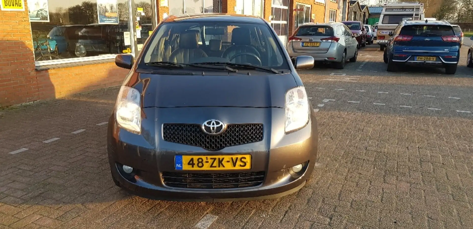 Toyota Yaris 1.3 VVTi Executive Gris - 2