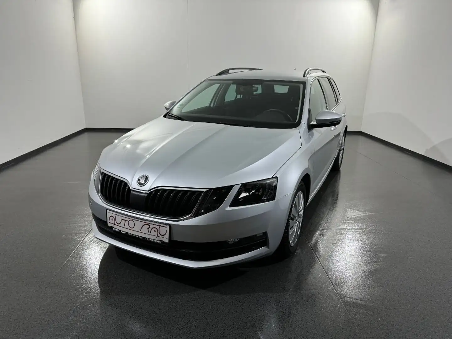 Skoda Octavia Com. 1.6 TDI Ambition DSG *AHK*NAVI*TEMP*SHZ* Срібний - 2