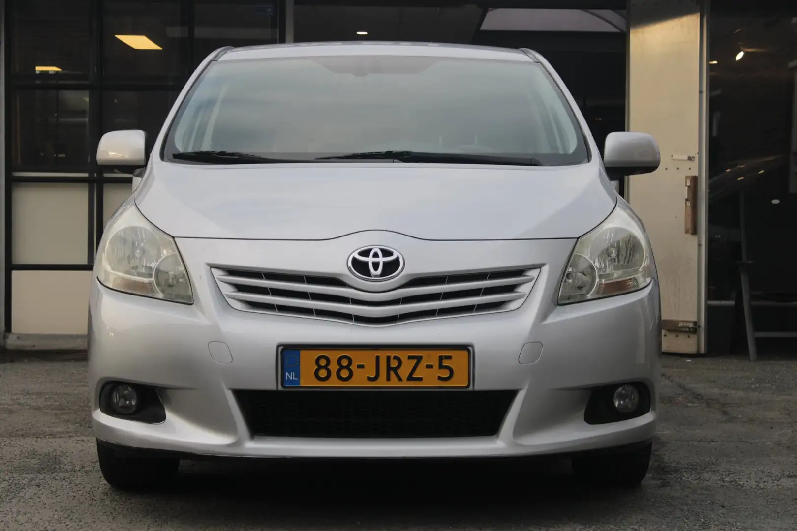 Toyota Verso 1.8 VVT-i Dynamic 7p. Automaat | Airco | Cruise co Gris - 2