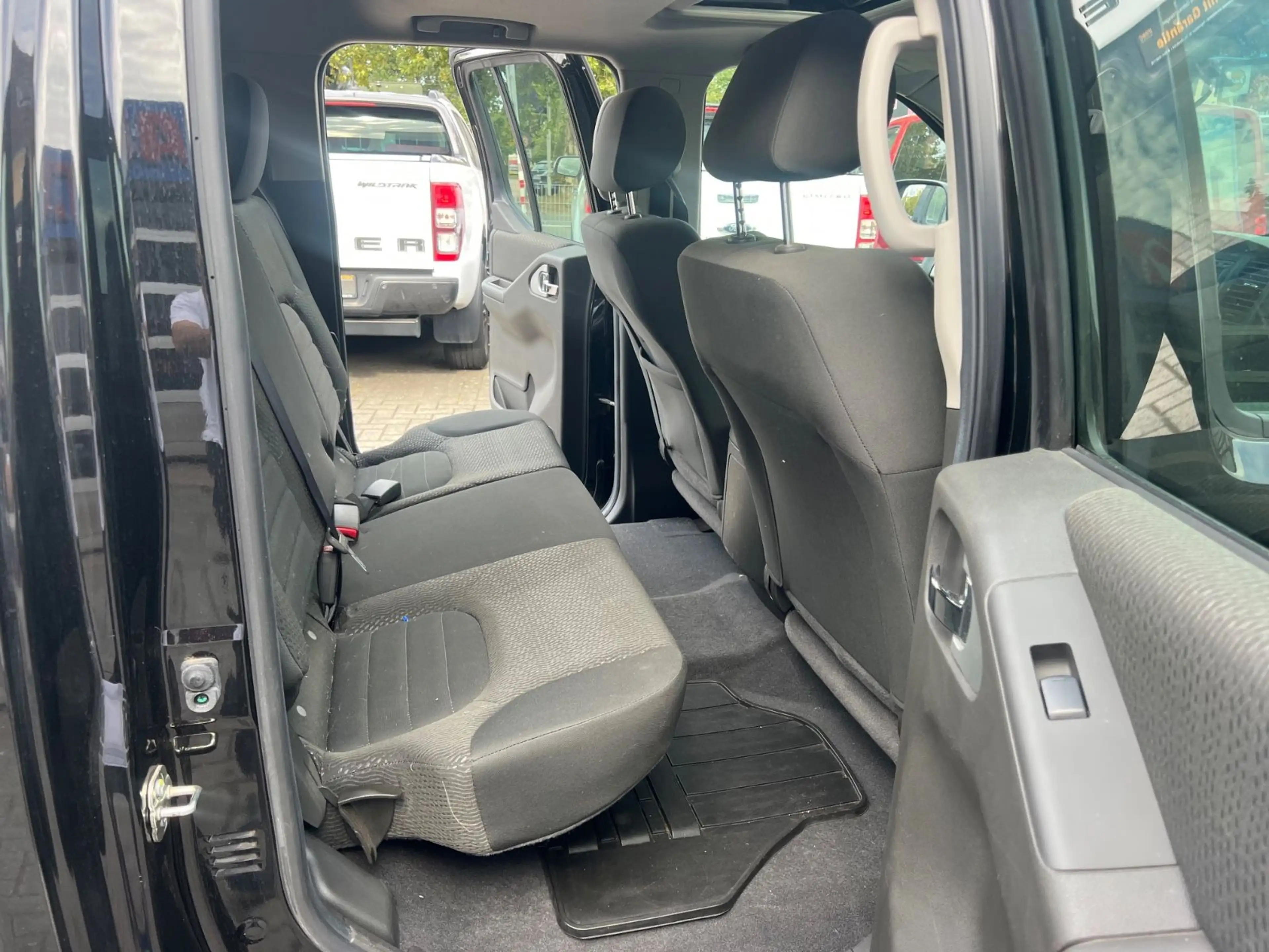 Nissan Navara Pickup Double Cab PLATINUM EVO 4X4 — photo 7