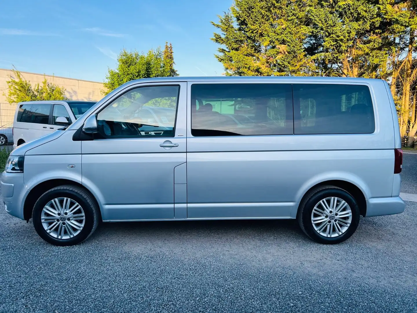 Volkswagen T5 Multivan Cup DSG/Alcantara/AHK/Nav/Scheckheft Silber - 2