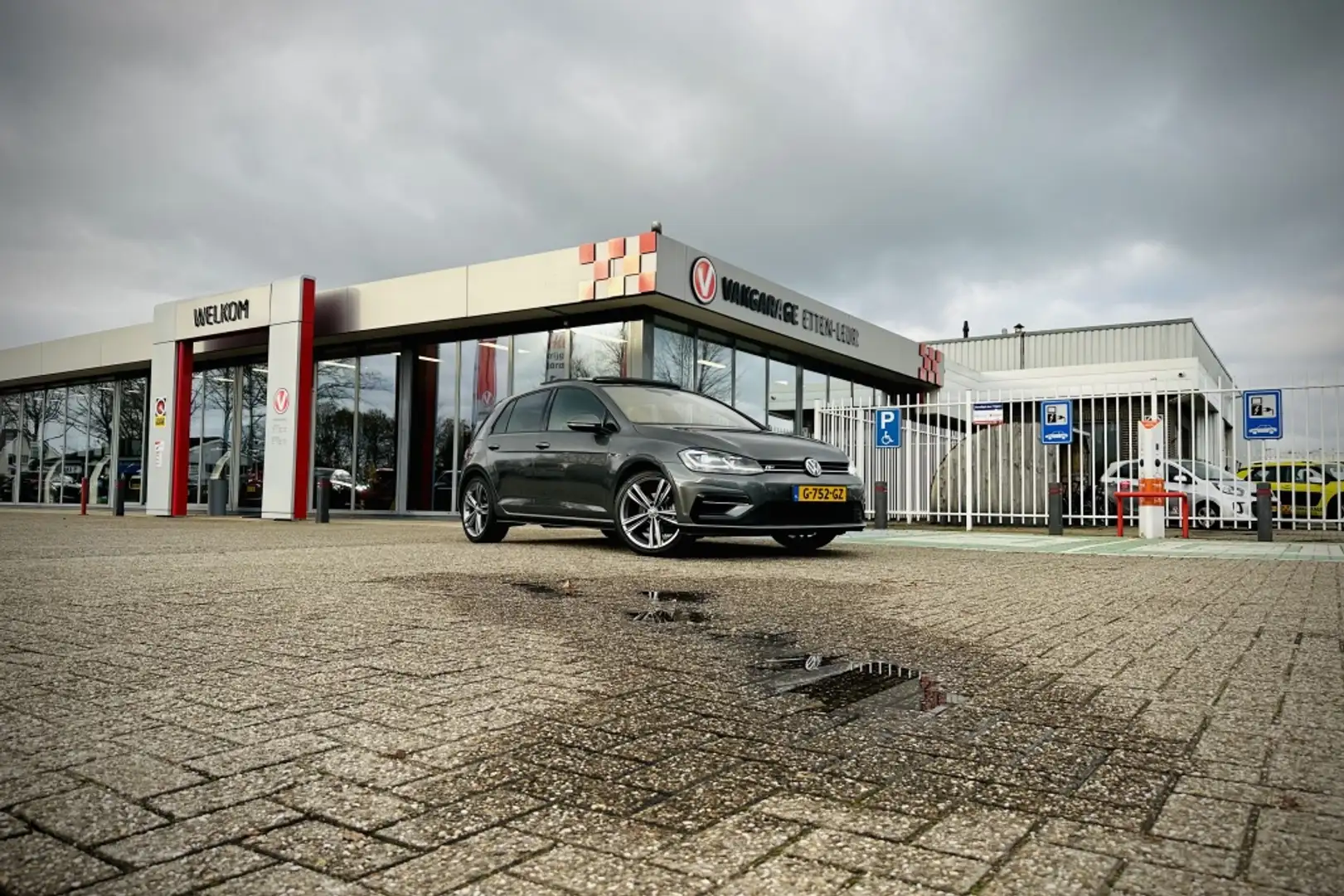 Volkswagen Golf 1.5 TSI Highline Business R-Line 150PK | PANO | CA Grijs - 2