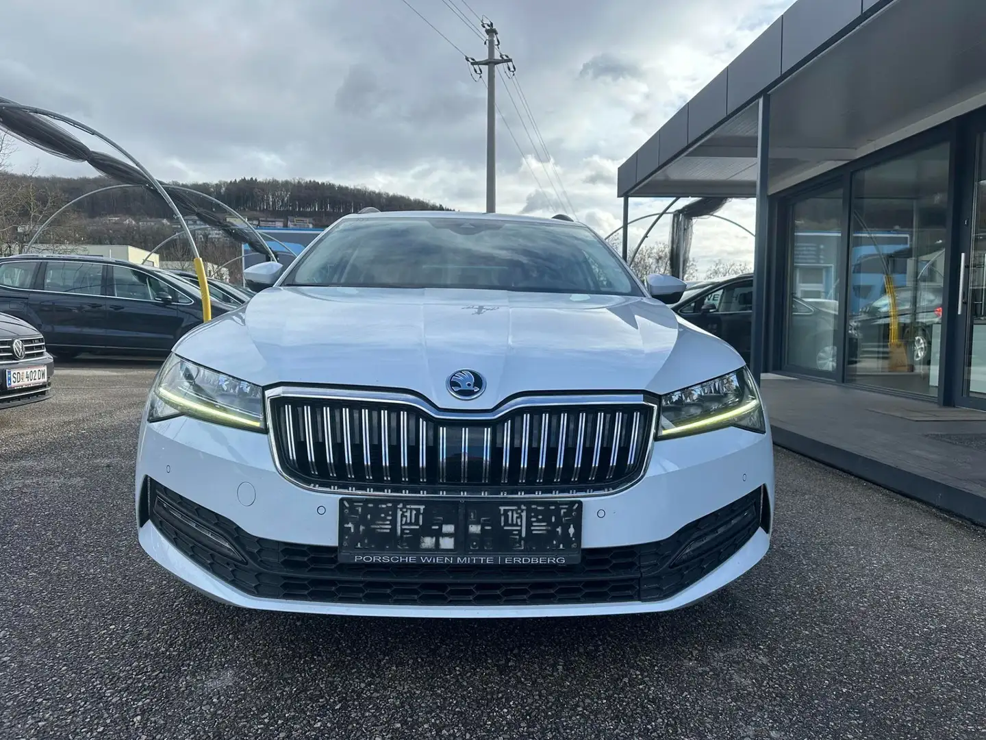 Skoda Superb Kombi 2,0 TDI Ambition LED-ACC-AHK Weiß - 2