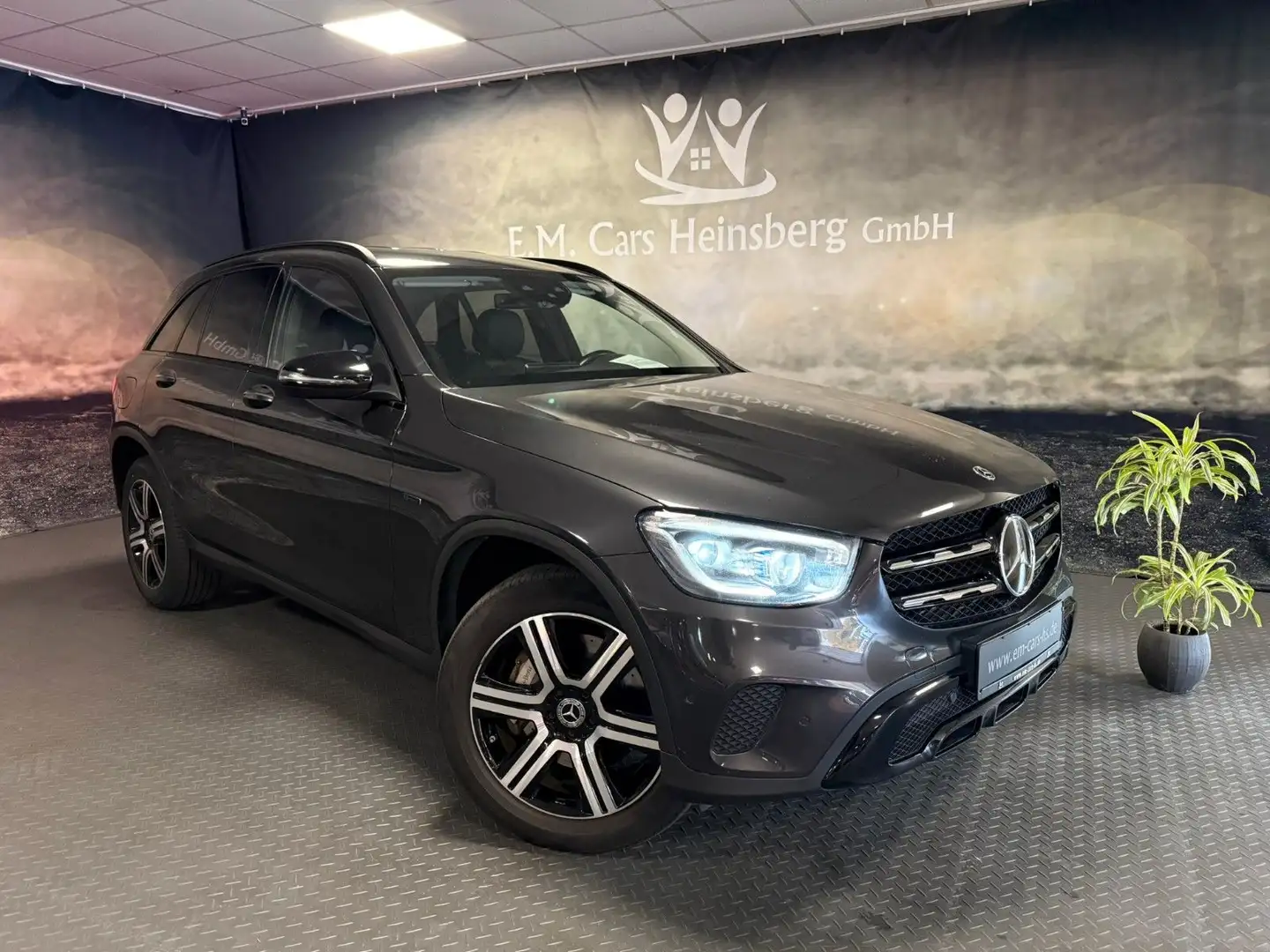 Mercedes-Benz GLC 300 e 4Matic High-End AHK Leder CarPlay Grau - 1