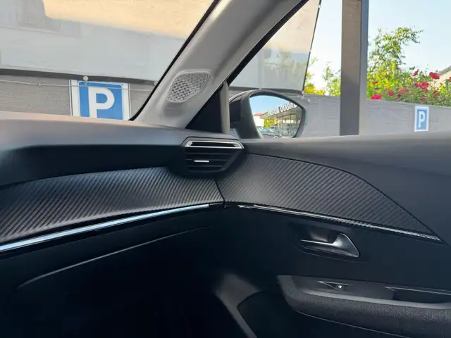 Peugeot 208 view 13