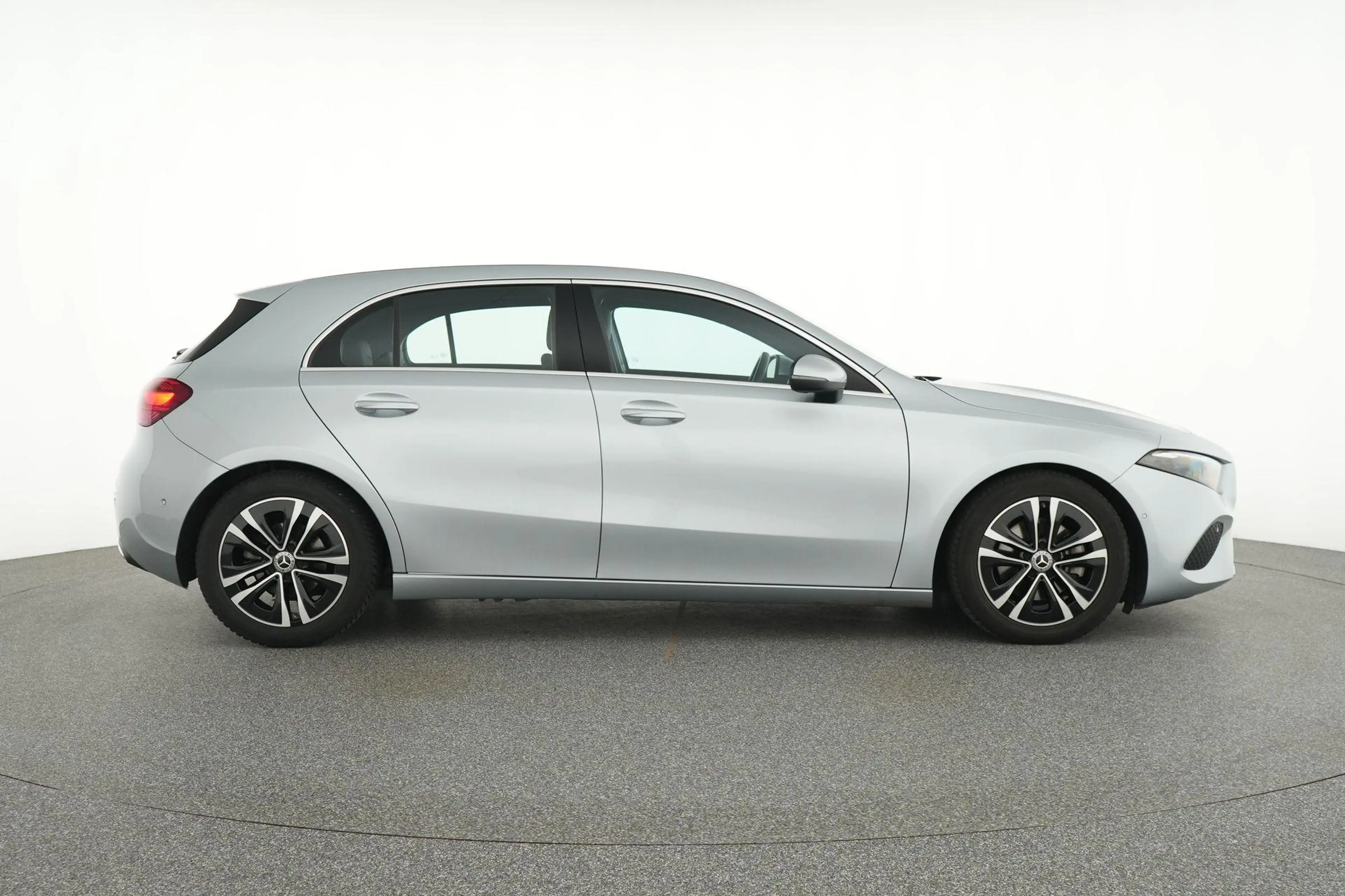Mercedes-Benz A 180 d Luxury Line — photo 9