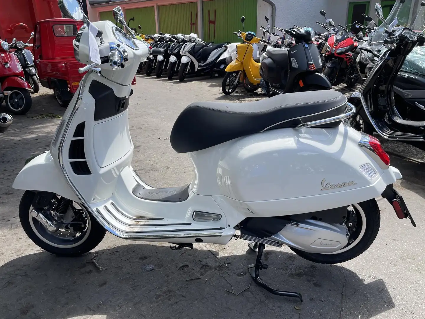 Vespa GTS Super 300 ABS ASR Keyless Fehér - 2