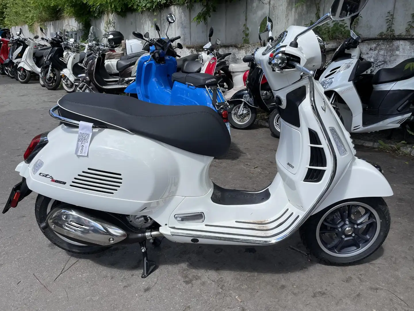 Vespa GTS Super 300 ABS ASR Keyless bijela - 1