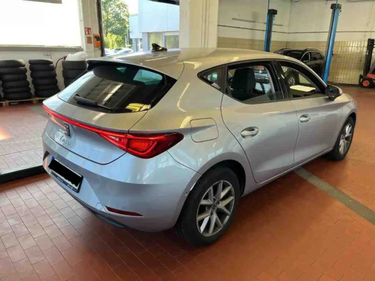 SEAT Leon Style 2.0 TDI DSG LED NAVI RFK EPH SHZ Silber - 2
