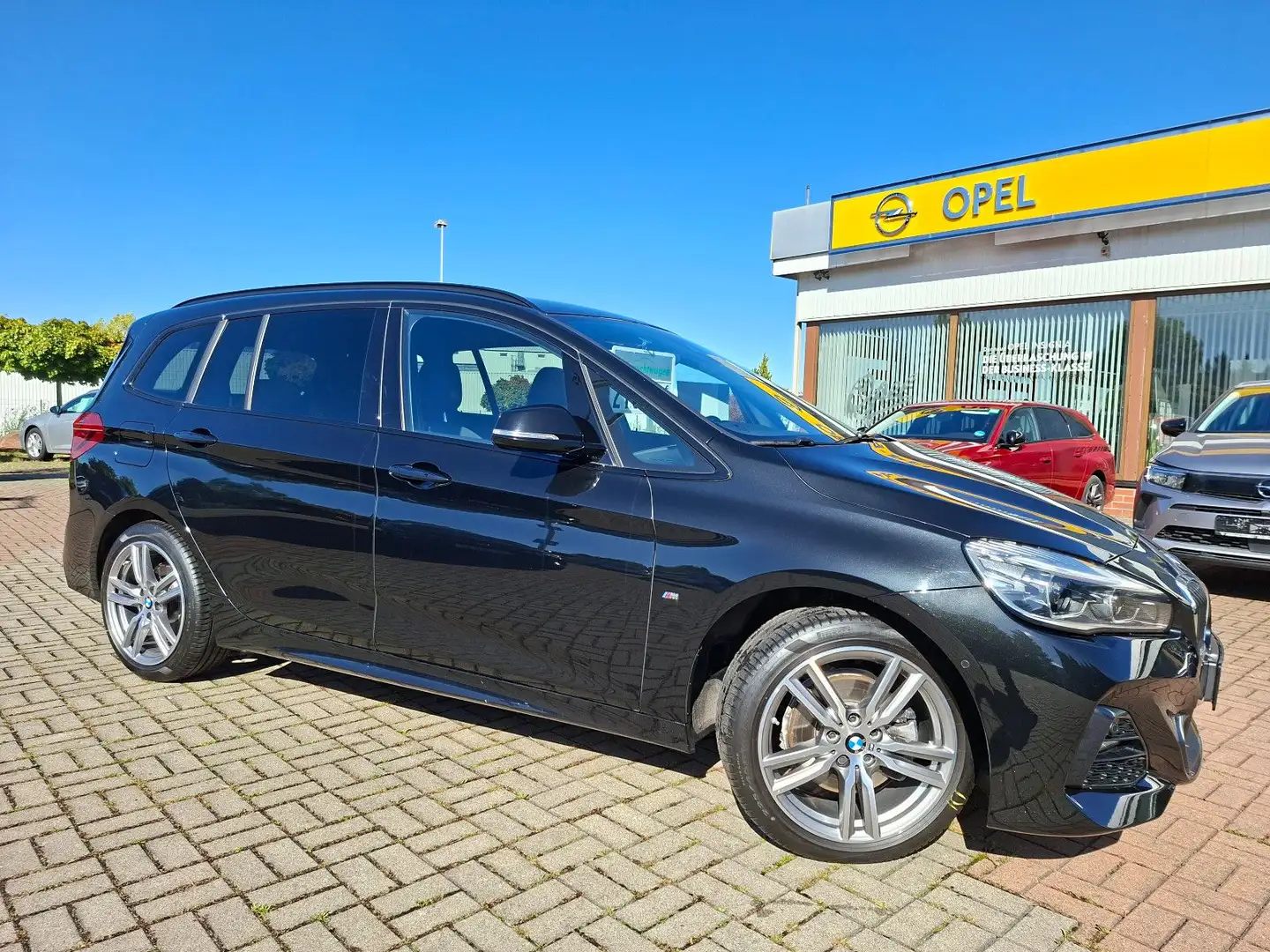 BMW 218 218i GranTourer M-Sport+LED+NAVI+KLIMAAU+AHK+WR Schwarz - 1