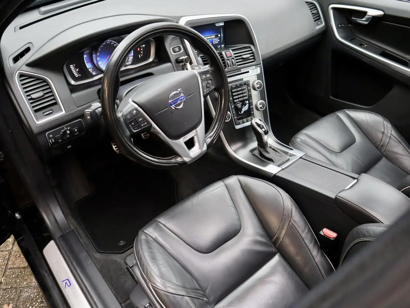 Volvo XC60 2.0 D4 R-Design, Leder, Panodak, Trekhaak, Xenon Zwart - 2