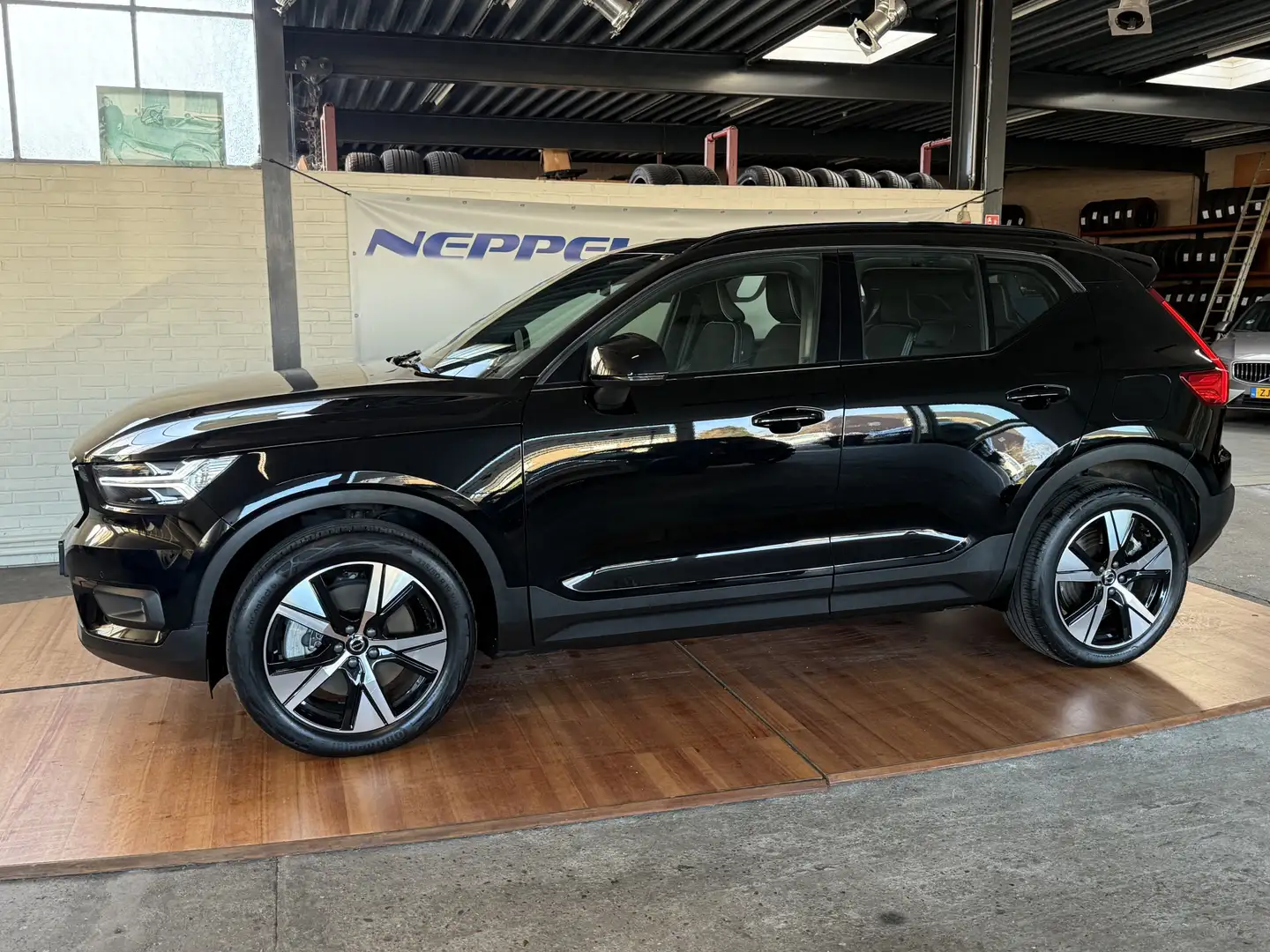 Volvo XC40 Recharge P8 AWD R-Design Noir - 2
