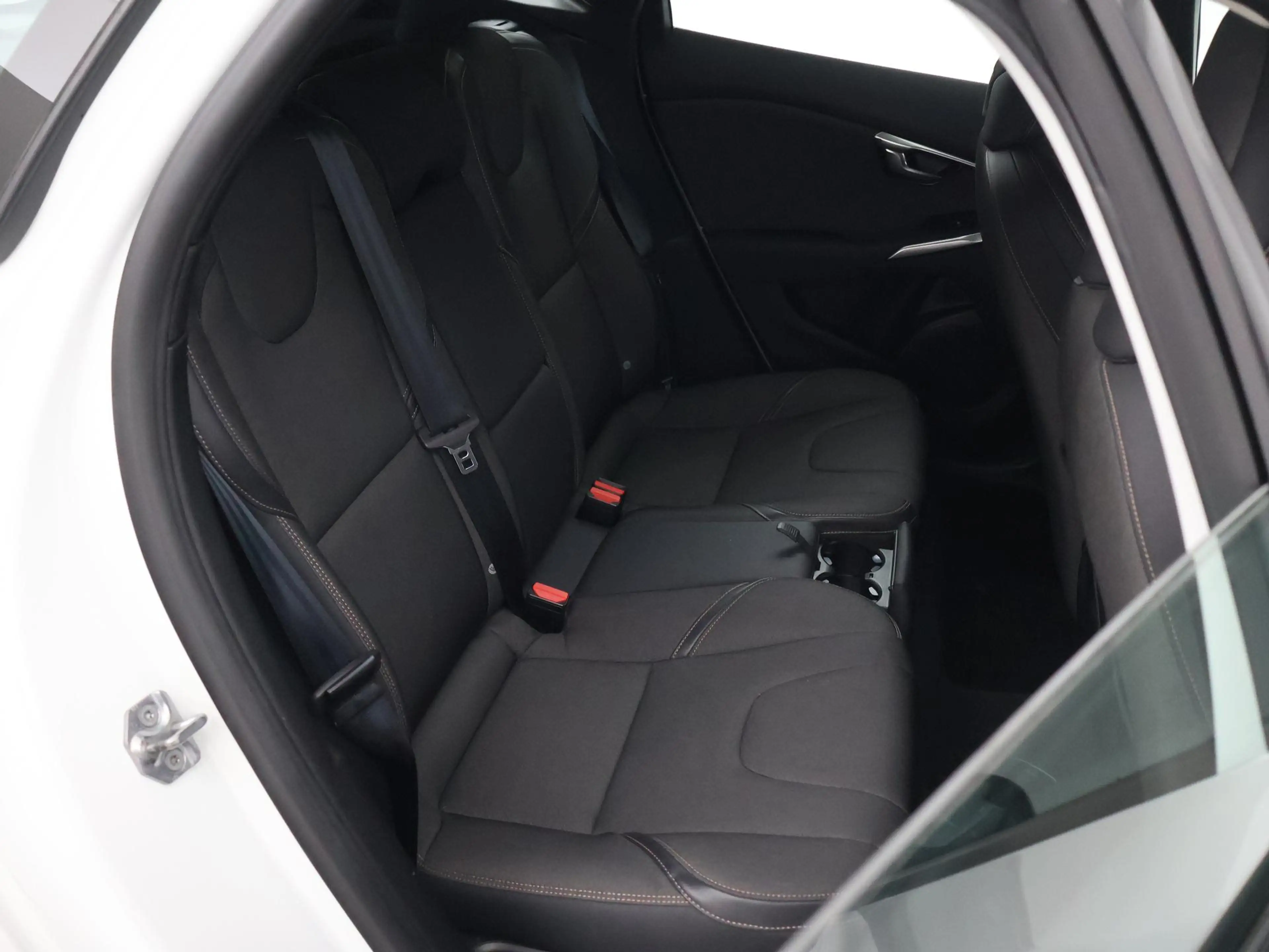 Volvo V40 Cross Country 1.5 T3 NORDIC+ 152 PK AUT. *DEALER ONDERHOUDEN* + — photo 9