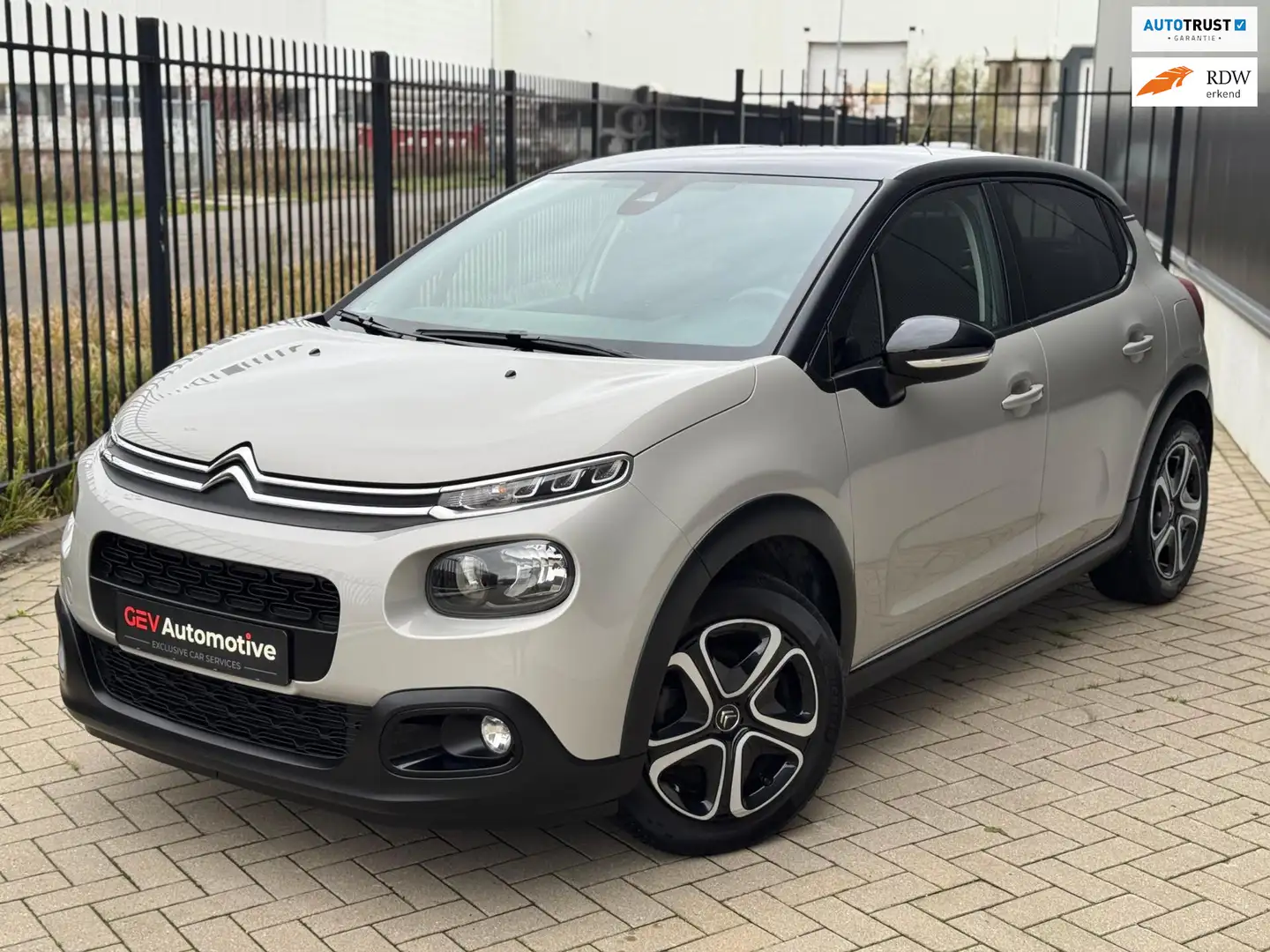 Citroen C3 1.2 PureTech Carplay Navi Cruise Trekhaak Grijs - 1