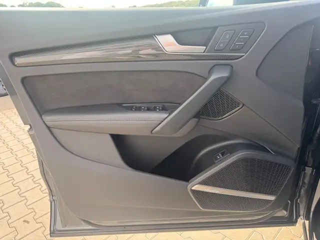 Audi SQ5 view 9