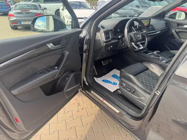 Audi SQ5 view 8
