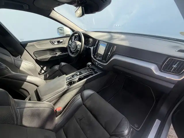 Volvo XC60 view 3