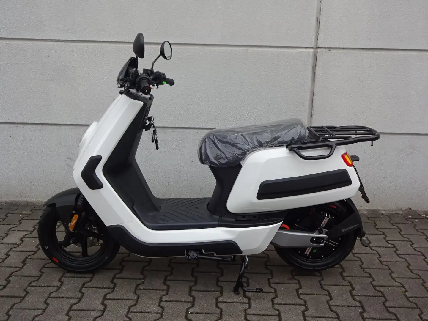 Niu NQI GT Cargo Extended Range 3000W 70 km/h White - 2